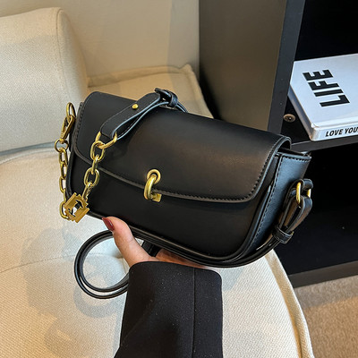 Fém csattal ellátott kézitáska