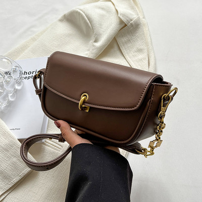 Fém csattal ellátott kézitáska