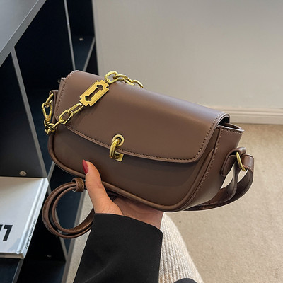 Fém csattal ellátott kézitáska