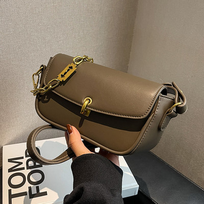 Fém csattal ellátott kézitáska