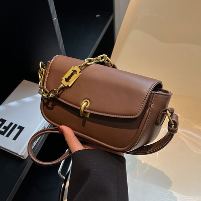 Fém csattal ellátott kézitáska