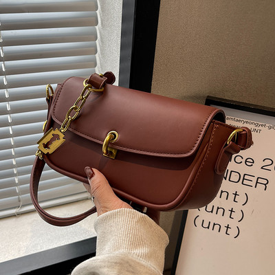 Fém csattal ellátott kézitáska