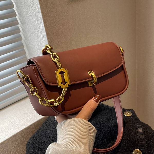 Fém csattal ellátott kézitáska