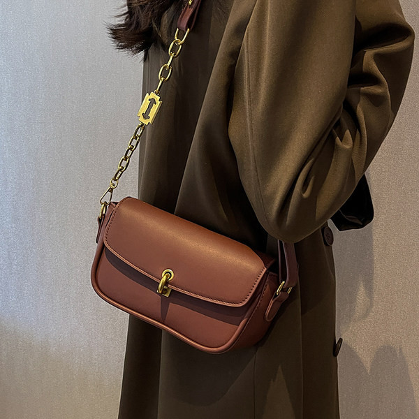 Fém csattal ellátott kézitáska