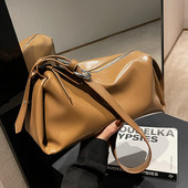 Čist model torbice s metalnom kopčom