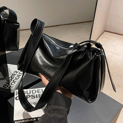 Čist model torbice s metalnom kopčom