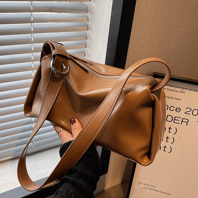 Čist model torbice s metalnom kopčom