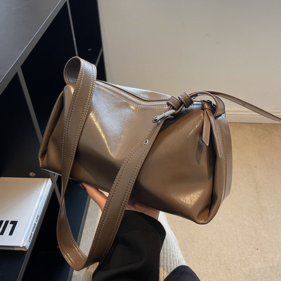 Čist model torbice s metalnom kopčom