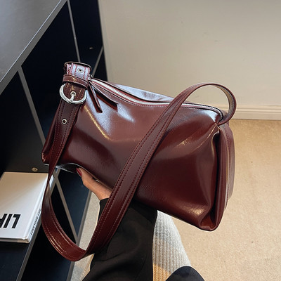 Čist model torbice s metalnom kopčom