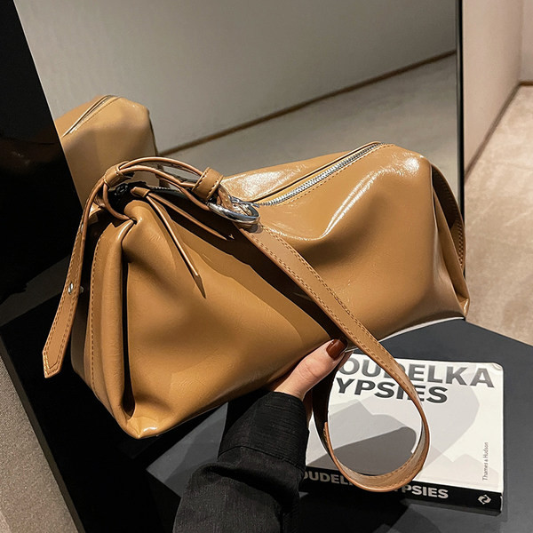 Čist model torbice s metalnom kopčom