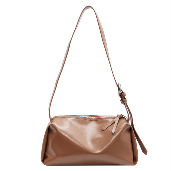 Čist model torbice s metalnom kopčom