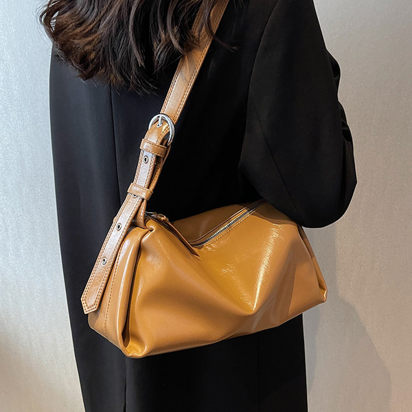 Čist model torbice s metalnom kopčom