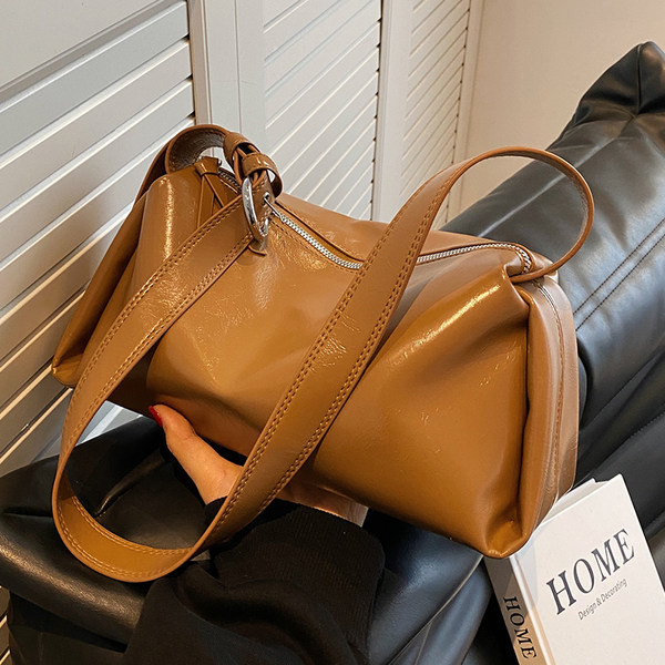 Čist model torbice s metalnom kopčom