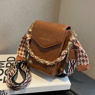 Ženska četvrtasta torba s kopčanjem na magnetnu kopču