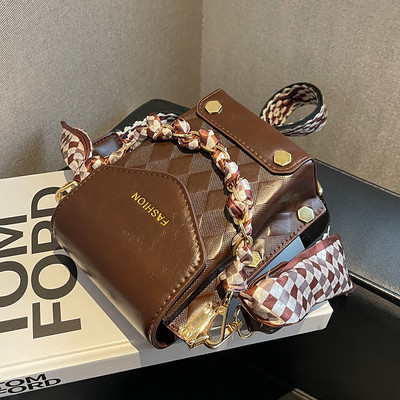 Ženska četvrtasta torba s kopčanjem na magnetnu kopču