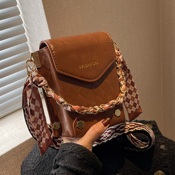 Ženska četvrtasta torba s kopčanjem na magnetnu kopču