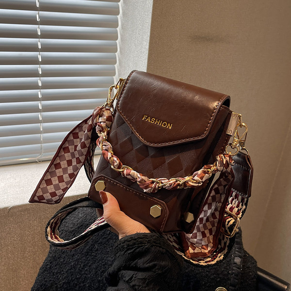 Ženska četvrtasta torba s kopčanjem na magnetnu kopču