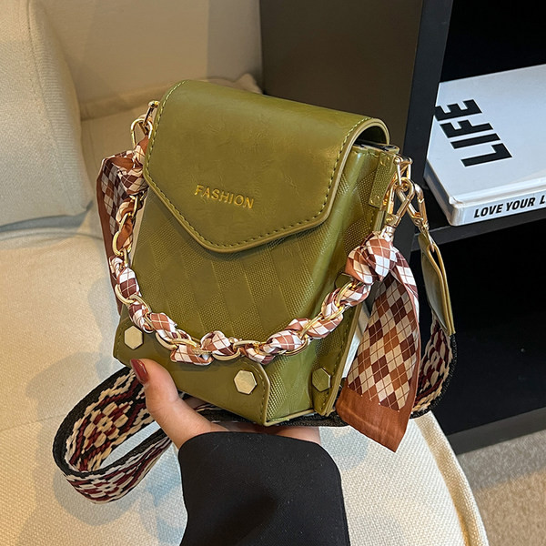 Ženska četvrtasta torba s kopčanjem na magnetnu kopču