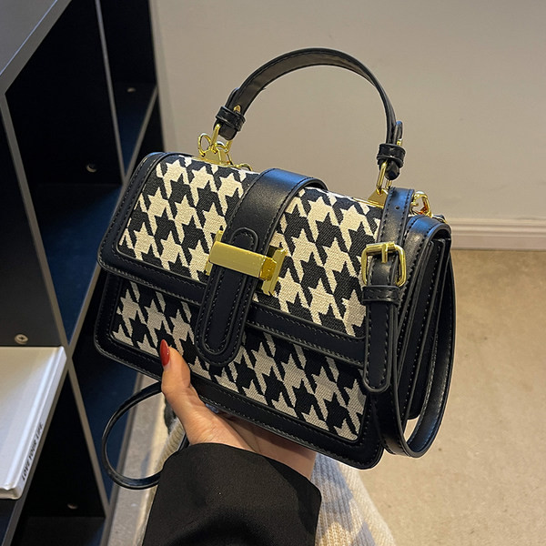 Jauna modeļa maza rokassomiņa ar plecu rokturi