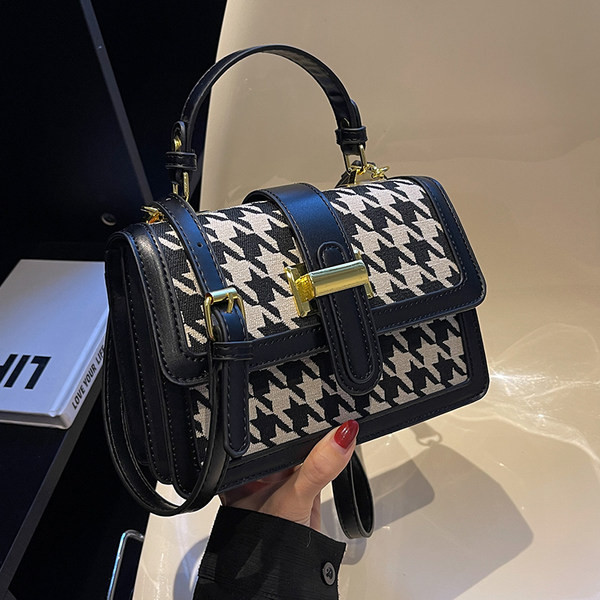 Jauna modeļa maza rokassomiņa ar plecu rokturi