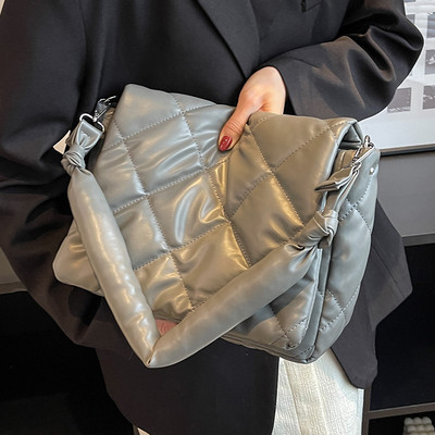 Eko ādas rokassomiņa ar garu rokturi un rāvējslēdzēja aizdari