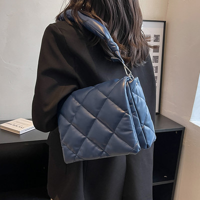 Eko ādas rokassomiņa ar garu rokturi un rāvējslēdzēja aizdari