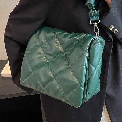 Eko ādas rokassomiņa ar garu rokturi un rāvējslēdzēja aizdari