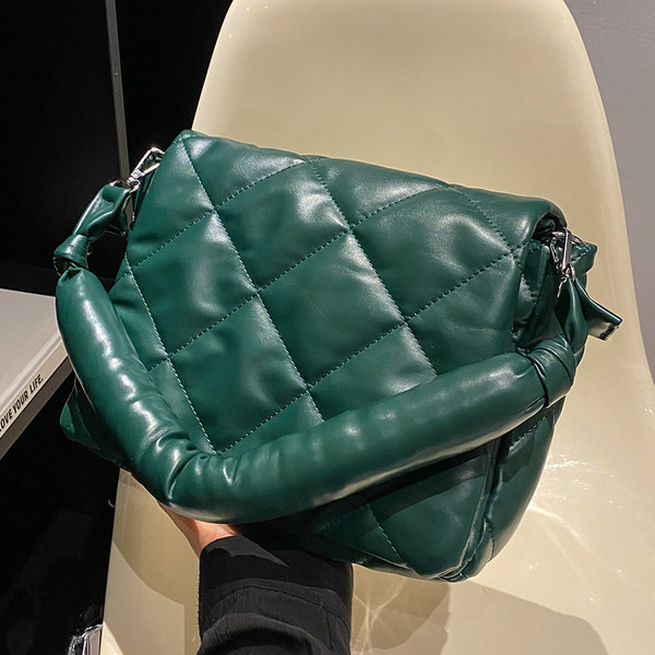 Eko ādas rokassomiņa ar garu rokturi un rāvējslēdzēja aizdari