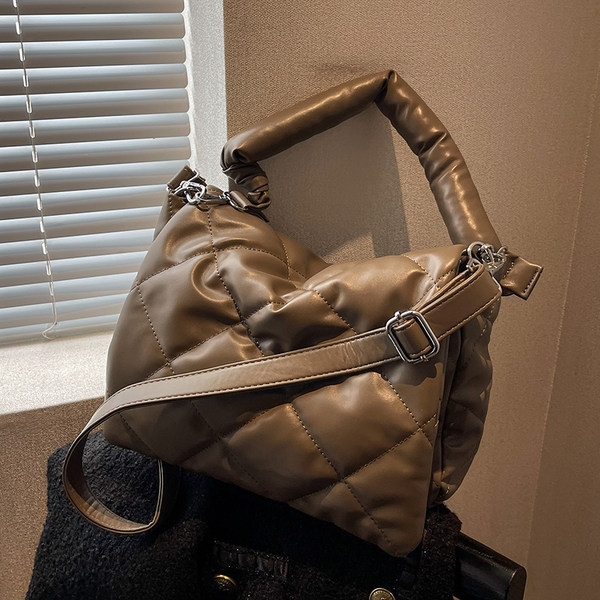 Eko ādas rokassomiņa ar garu rokturi un rāvējslēdzēja aizdari