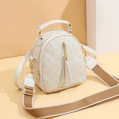 Moderna sieviešu mugursoma ar pušķi baltā un brūnā krāsā