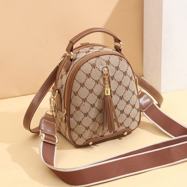 Moderna sieviešu mugursoma ar pušķi baltā un brūnā krāsā