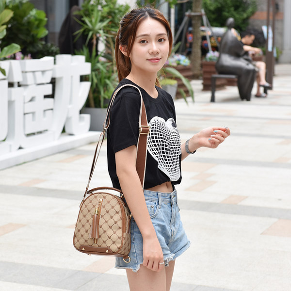 Moderna sieviešu mugursoma ar pušķi baltā un brūnā krāsā