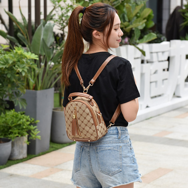 Moderna sieviešu mugursoma ar pušķi baltā un brūnā krāsā