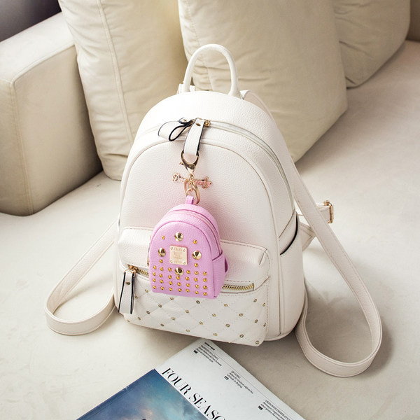 Divatos kézitáska kulcstartóval