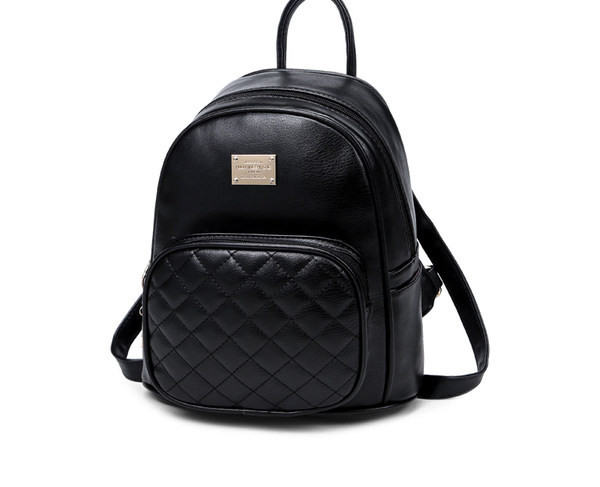 Moderna sieviešu eko ādas mugursoma ar metāla elementu un atslēgu piekariņu