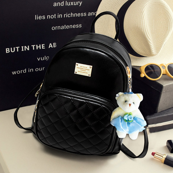 Moderna sieviešu eko ādas mugursoma ar metāla elementu un atslēgu piekariņu