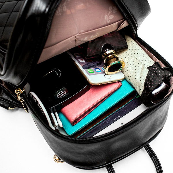 Moderna sieviešu eko ādas mugursoma ar metāla elementu un atslēgu piekariņu