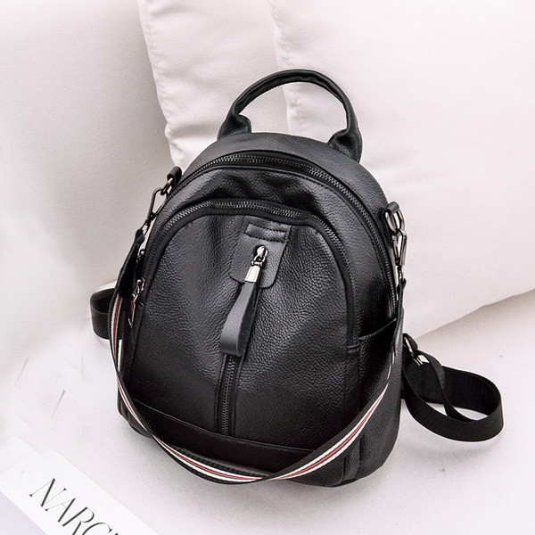 Ženska kožna torba s naramenicama u crnoj boji