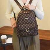 Alkalmi női hátizsák zsebbel - fehér és fekete színben