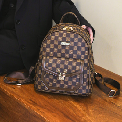 Alkalmi női hátizsák zsebbel - fehér és fekete színben