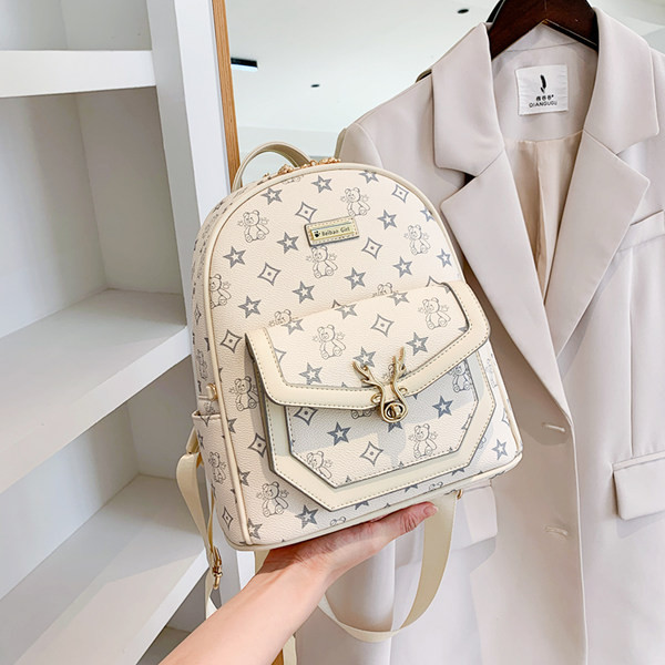 Alkalmi női hátizsák zsebbel - fehér és fekete színben