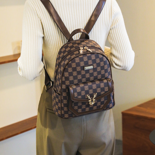 Alkalmi női hátizsák zsebbel - fehér és fekete színben