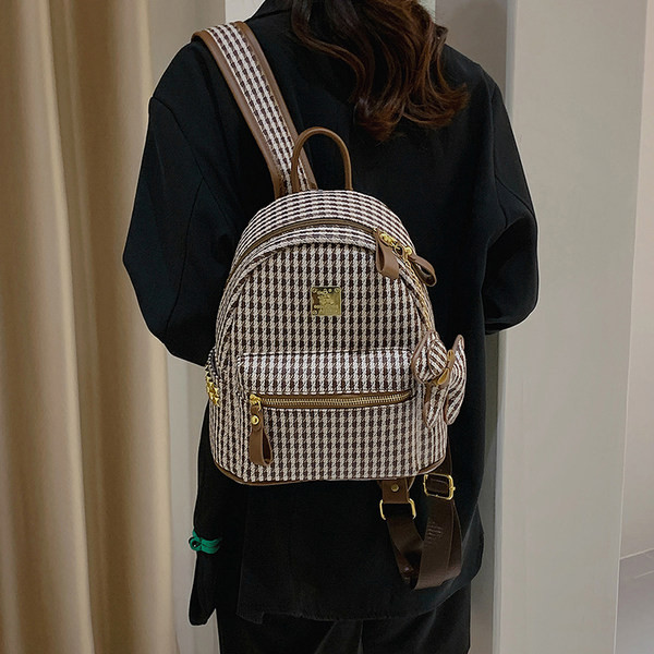 Sieviešu rūtainā mugursoma ar kabatu un rāvējslēdzēju