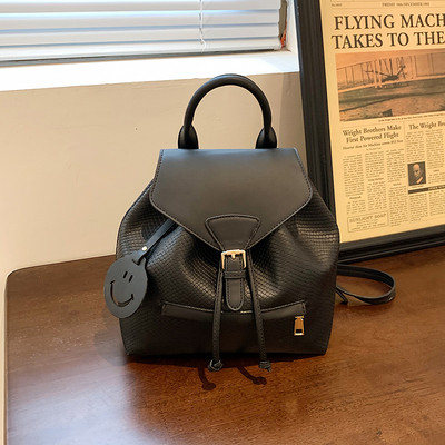 Női alkalmi hátizsák eko bőrből és csatos rögzítéssel