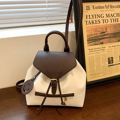 Női alkalmi hátizsák eko bőrből és csatos rögzítéssel