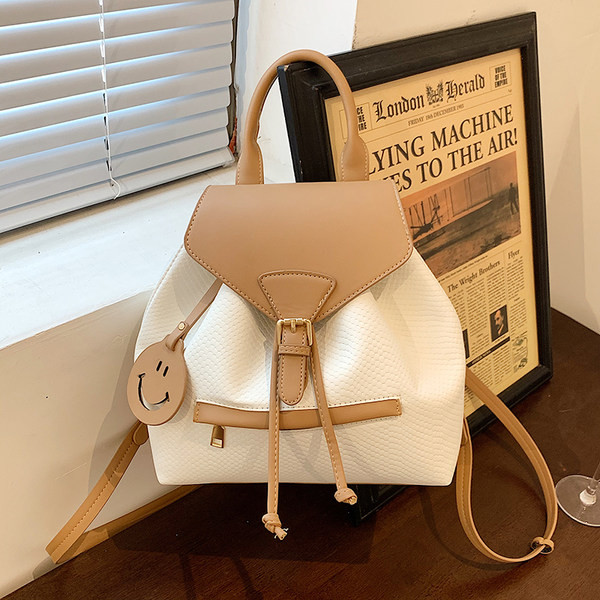 Női alkalmi hátizsák eko bőrből és csatos rögzítéssel