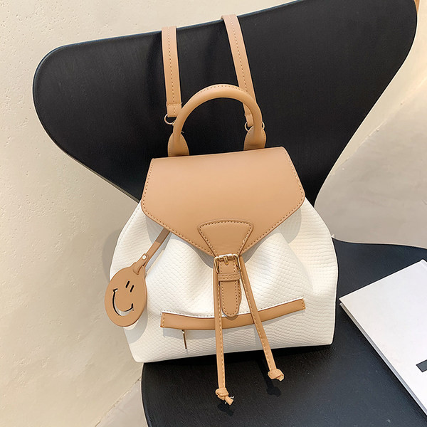 Női alkalmi hátizsák eko bőrből és csatos rögzítéssel