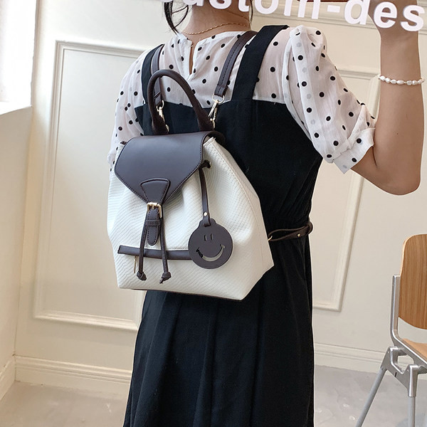 Női alkalmi hátizsák eko bőrből és csatos rögzítéssel