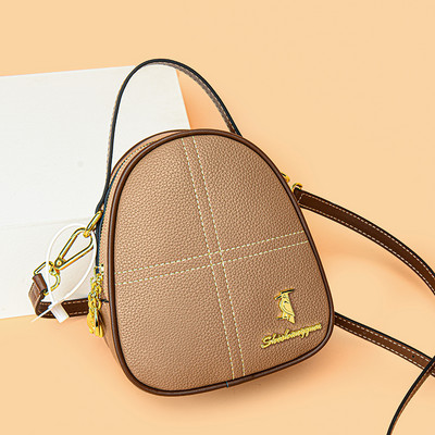 Moderna sieviešu mugursoma ar metāla apdari - vairākās krāsās