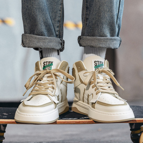 Vīriešu augstas augšdaļas ādas kedas ar plakanu zoli un šņorēm